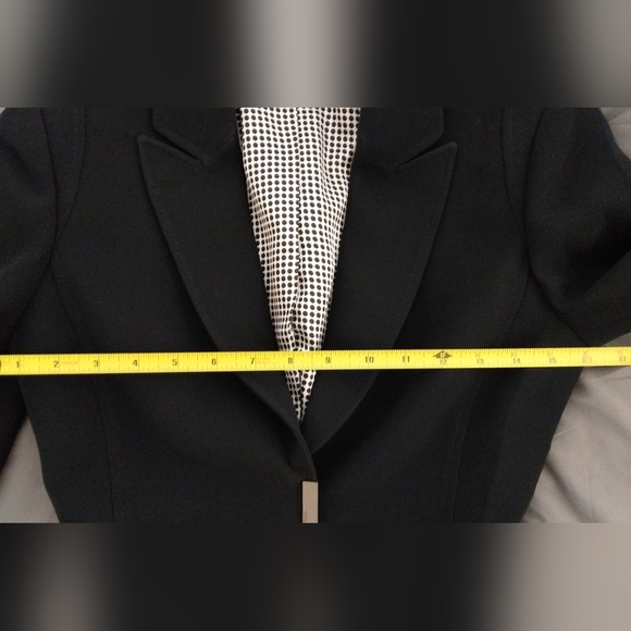 Tahari lined black blazer - Picture 4 of 4